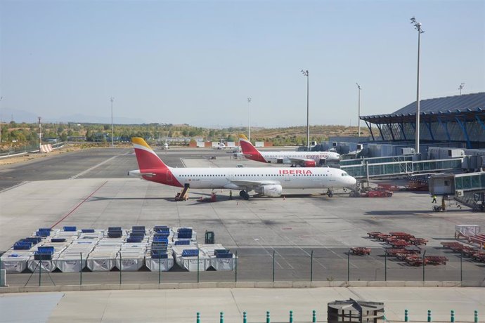 Dos aviones de Iberia en el aeropuerto Adolfo Suárez Madrid-Barajas, a 12 de agosto de 2022, en Madrid (España). Hoy es el primer día del puente del 15 de agosto y el inicio de vacaciones para las personas que eligen la segunda quincena de agosto para d