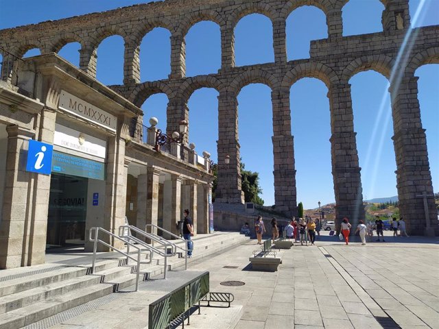 Oficina de Turismo Segovia a los pies del Acueducto.