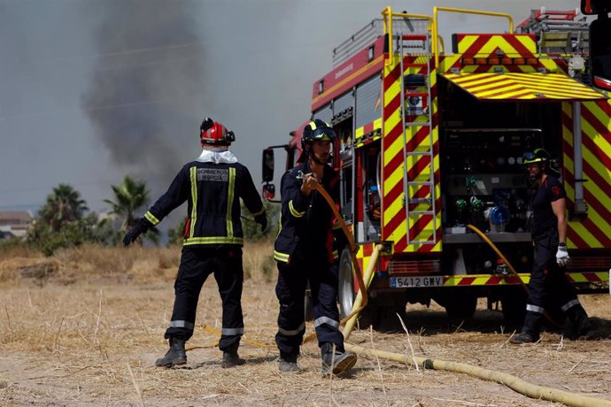 Foto archivo bomberos en un incendio en Guadalupe