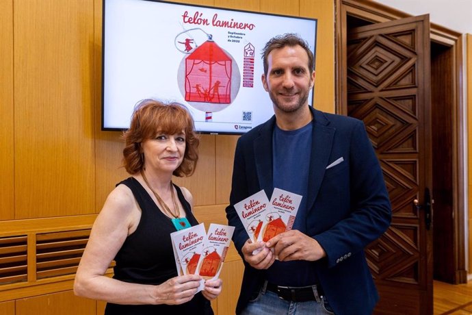 El consejero de Participación y Relación con los Ciudadanos, Javier Rodrigo, y la técnico de centros cívicos, Azucena Altarriba, presentan la programación cultural 'Telón Laminero' de los barrios rurales