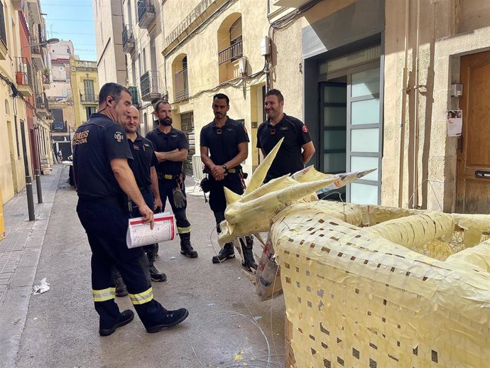 Los Bombers de Barcelona revisando las calles del barrio de Grcia y sus decorados antes de la fiesta mayor