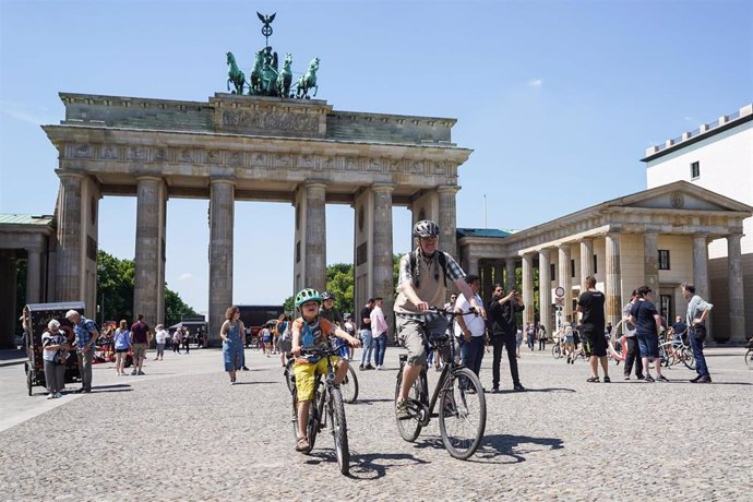 Archivo - Ciclistas junto a la Puerta de Brandeburgo, en el centro de Berlín