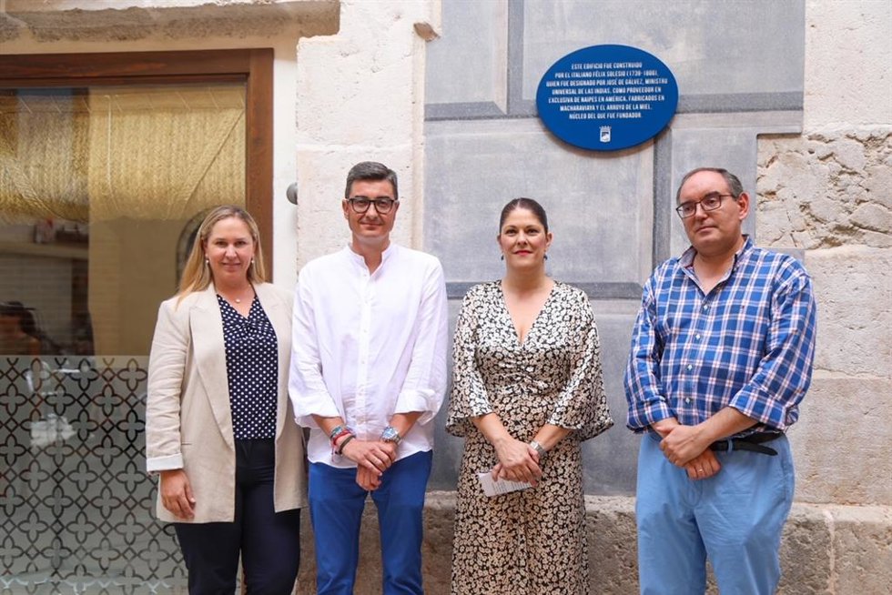 Noelia Losada, concejala de Cultura del Ayuntamiento de Málaga, junto a Antonio Solesio, representante de la familia del homenajeado, y el historiador Víctor Heredia, durante la presentación de la placa