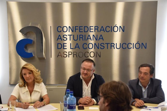 Teresa Mallada, a la izquierda