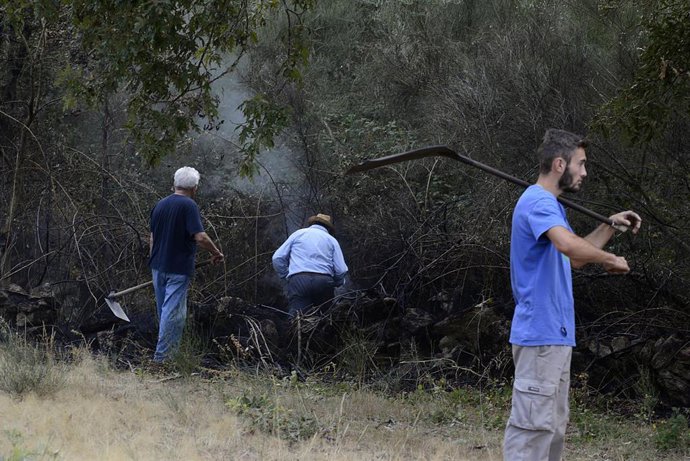 Varias personas trabajan en la extinción de las llamas del incendio, a 10 de agosto de 2022, en Laza, Ourense, Galicia (España). Según la última actualización provisional de la Consellería de Medio Rural, en el municipio de Laza han ardido unas 740 hect