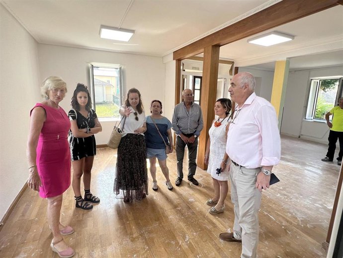 La consejera de Educación, Marina Lombó, visita las obras de adecuación de la antigua vivienda de maestros del CEIP Leopoldo y Josefa del Valle
