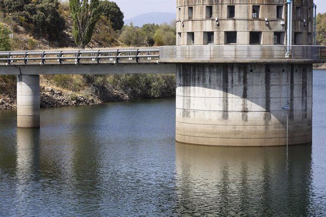 Vista de la Presa del Villar en Manjirón, a 11 de agosto de 2022, en Manjirón, Madrid (España).  La Presa del Villar cuenta con 130 hm de capacidad. Los embalses que gestiona Canal de Isabel II para el abastecimiento a la Comunidad de Madrid finalizaron 