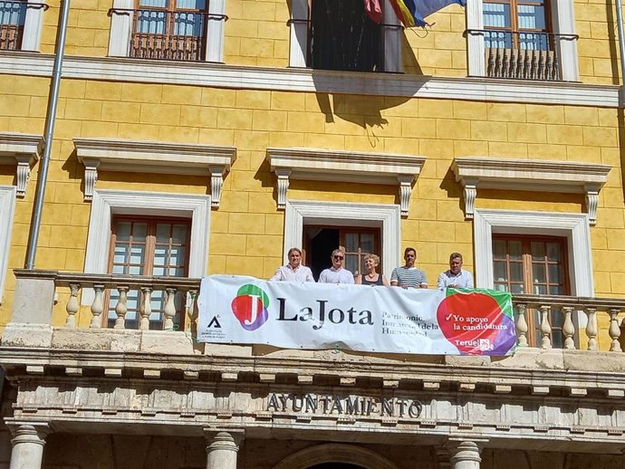 El Ayuntamiento de Teruel coloca una pancarta de apoyo a la candidatura de la jota en sus balcones