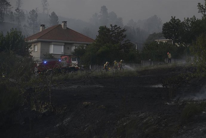 Varios bomberos trabajan en la extinción de un incendio producido en Verín desde Ábedes, a 3 de agosto de 2022, en Verín, Ourense, Galicia (España). Un incendio forestal que permanece activo desde las 14,52 horas de este miércoles en Verín (Ourense) ha 