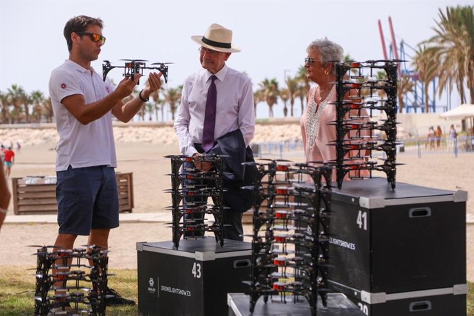 El alcalde de Málaga, Francisco de la Torre, junto a la concejala de Servicios Operativos y Fiestas, Teresa Porras, asiste a la prueba de los drones del espectáculo de la Feria