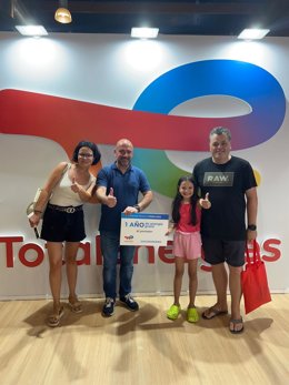 Rafael Perdiguer, responsable de Ventas Zona Norte de TotalEnergies, entrega el premio al cliente Rafael Fernández acompañado de su familia.