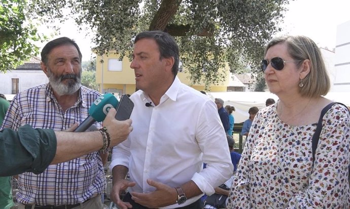 Valentín González Formoso, secretario xeral del PSdeG, en el centro, en Sober (Lugo)