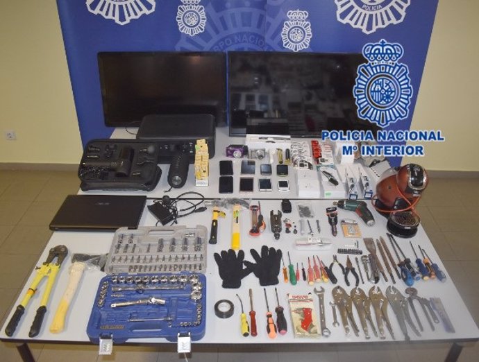 Objetos recuperados tras la detención de un hombre y una mujer como presuntos autores de varios robos en Gijón.