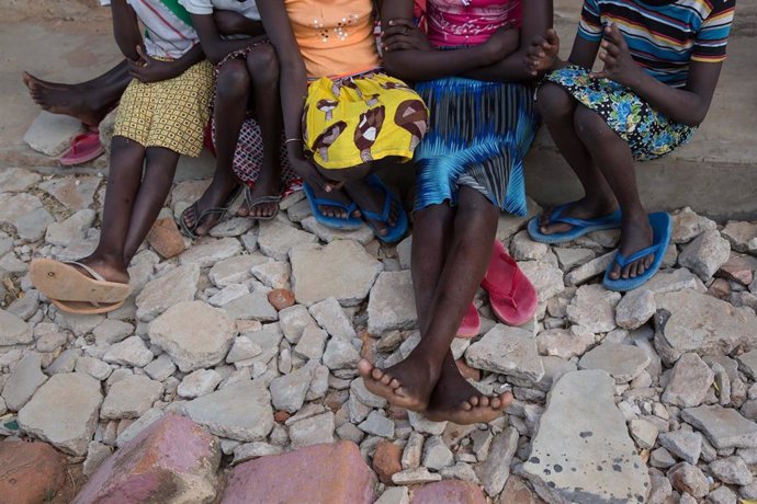 Archivo - Niñas sentadas en una escuela en el distrito de Amudat, en Karamoja (Uganda), tras escapar de casa después de que sus familias intentaran someterlas a ablación genital