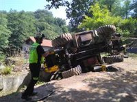 Herido al volcar una pala elevadora en Penagos y quedar atrapado por el tobillo dentro de la cabina