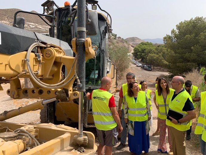 La consejera de Agricultura visita obra en caminos rurales en Adra (Almería).