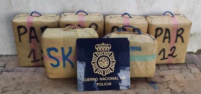 Tres detenidos y más de 200 kilos de hachís intervenidos tras desmantelar un alijo en una playa de La Línea (Cádiz)