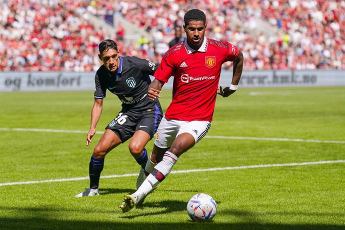 30 July 2022, Norway, Oslo: Atletico Madrid's Nahuel Molina (L) and Manchester United's Marcus Rashford vie for the ball during the pre-season club friendly soccer match between Manchester United and Atletico Madrid at the Ullevaal Stadium. Photo: Stian