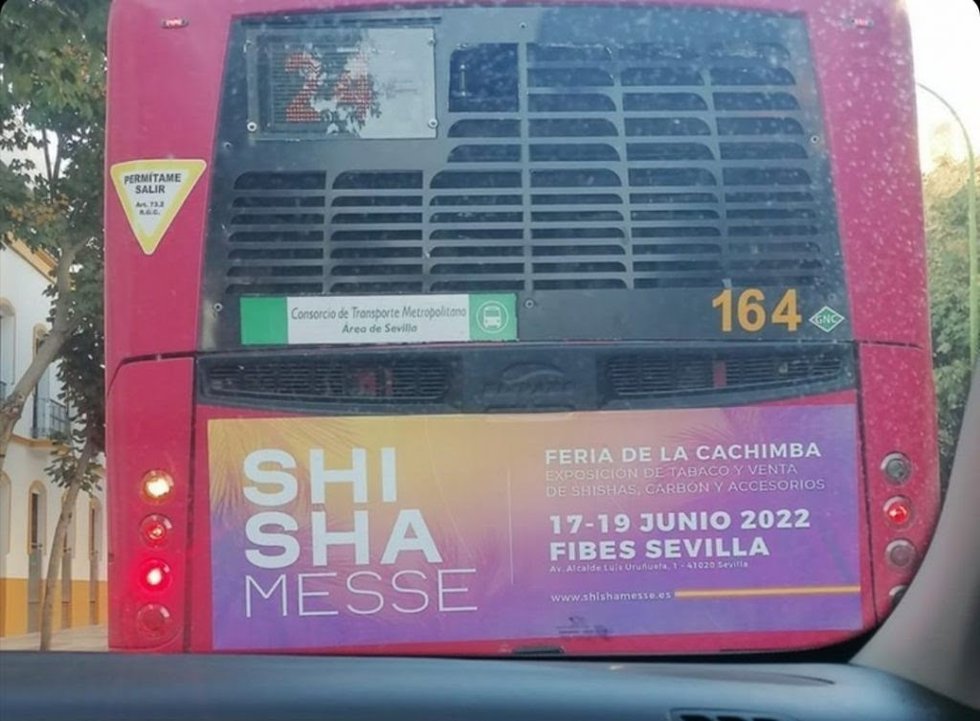 Foto de un Tussam portando publicidad de cachimbas