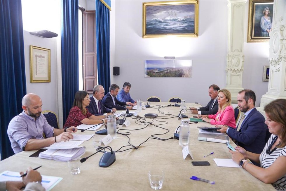 El alcalde de Málaga, Francisco de la Torre, reunido en el Ayuntamiento con los consejeros de Economía, Hacienda y Fondos Europeos, Carolina España, y Turismo, Cultura y Deporte, Arturo Bernal