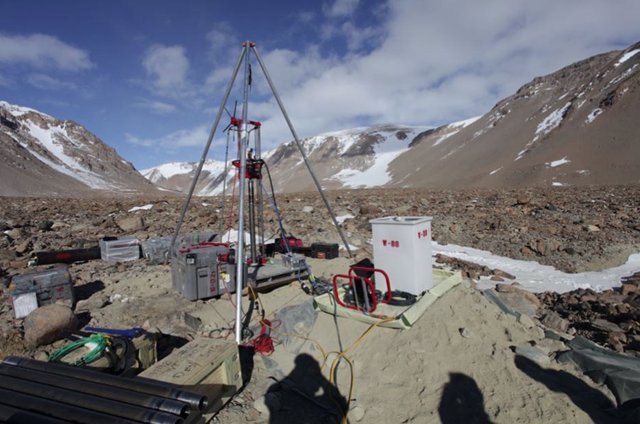Instalación de extracción de núcleos de hielo en el valle Ong de la Antártida