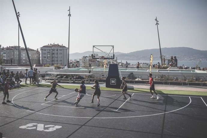 Imágenes de deportistas jugando al Basket 3x3 en Vialia.