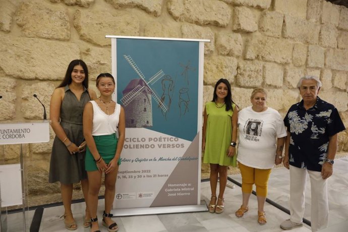 Presentación del Ciclo de Poesía 'Moliendo versos' que rinde homenaje a los poetas Gabriela Mistral y José Hierro, bajo el título 'Molinos y Quijotes en la Mancha del Guadalquivir', los viernes de septiembre.