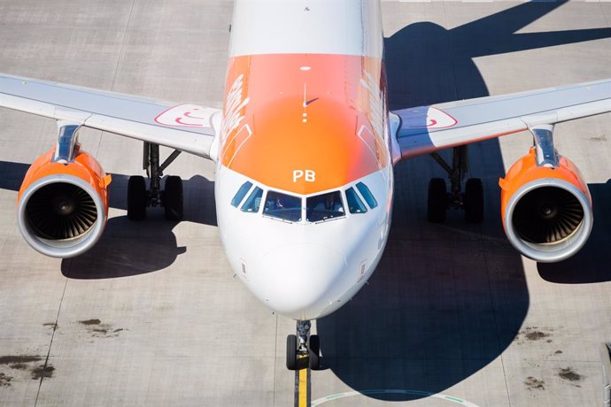 Archivo - FILED - 03 June 2022, Berlin: An easyJet airplane arrives at Berlin Brandenburg Airport (BER) "Willy Brandt". The British low-cost airline Easyjet wants to push ahead with the renewal of its fleet with another major purchase from Airbus. Photo