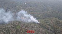 Los Bombers trabajan en un incendio forestal en Puig d'en Batet (Girona)