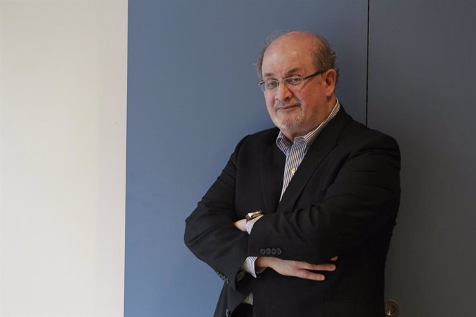 Archivo - Photocall con el escritor Salman Rushdie con motivo de la publicación de 'Dos años, ocho meses y veintiocho noches' 