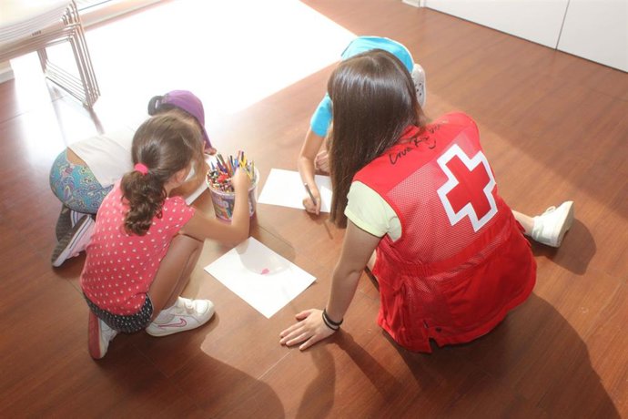 Joven voluntaria de Cruz Roja en una actividad.