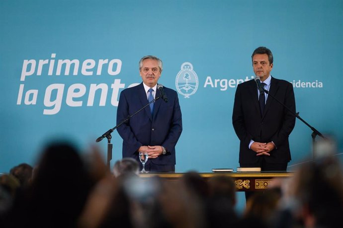 03 August 2022, Argentina, Buenos Aires: Argentinian President Alberto Fernandez (L) and newly appointed Minister of Economy, Sergio Massa attend a ceremony at the Bicentennial Museum. Photo: Manuel Cortina/SOPA Images via ZUMA Press Wire/dpa