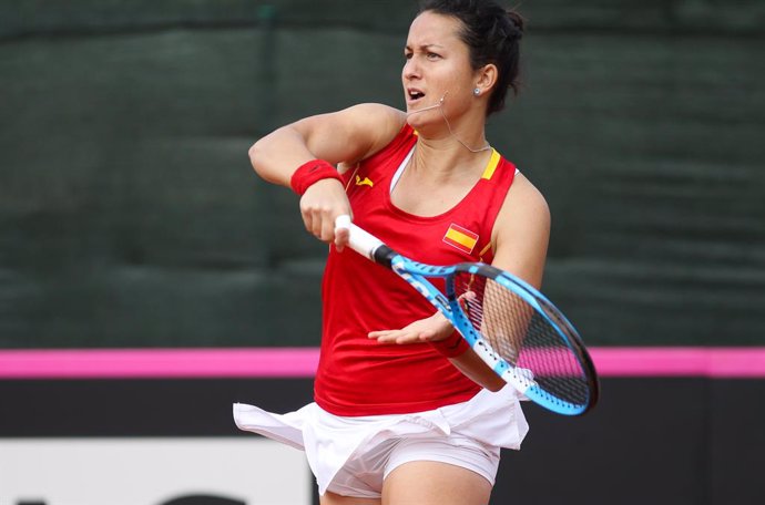 Archivo - CARTAGENA, SPAIN - FEBRUARY 8:  Lara Arruabarrena of Spain during Fed Cup tennis match played between Spain and Japan at La Manga Club on February 8, 2020 in Cartagena, Murcia, Spain.