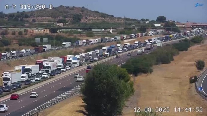 Retenciones en la autovía A-7 a su paso por La Cañada (Valencia) tras el vuelco de un camión