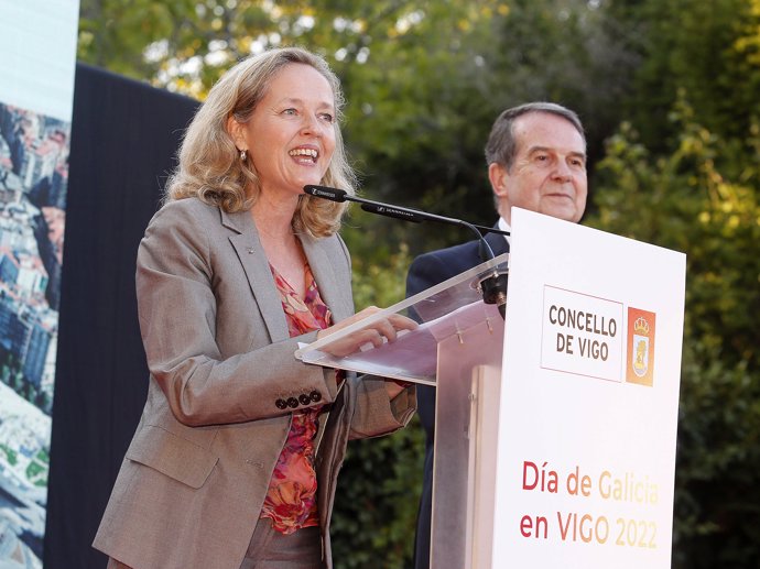 La vicepresidenta primera y ministra de Asuntos Económicos y Transformación Digital, Nadia Calviño, ofrece el pregón con motivo del Día de Galicia en los jardines de Castrelos del Pazo de Quiñones de León, a 12 de agosto de 2022, en Vigo.