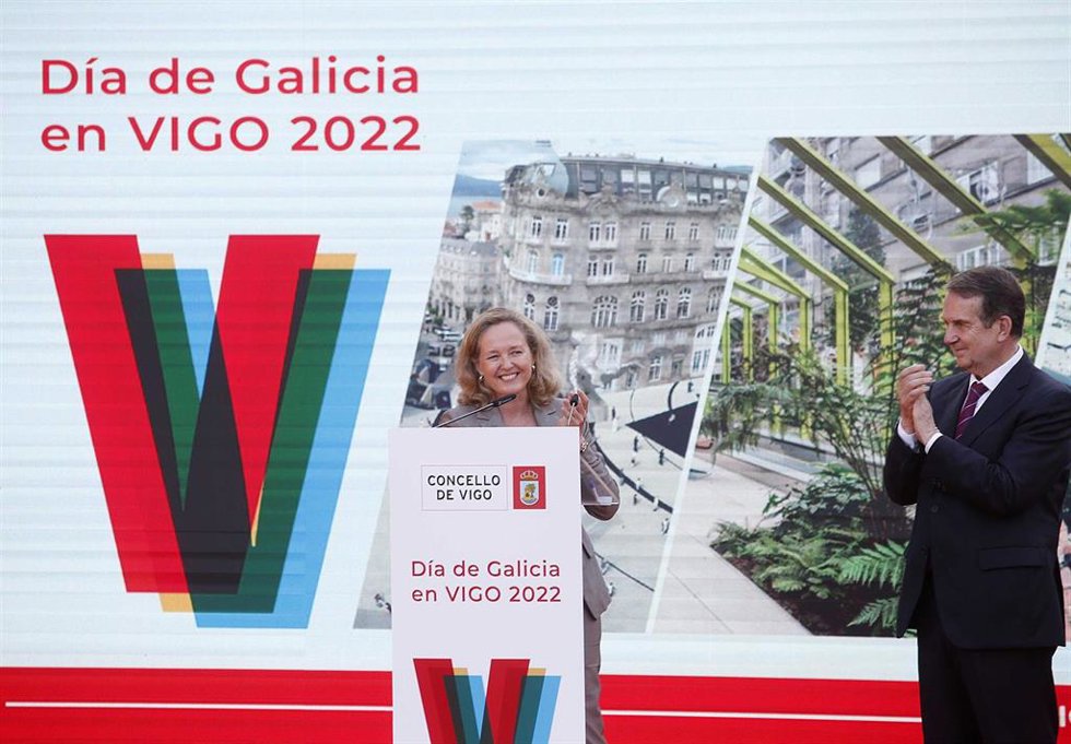 La vicepresidenta primera y ministra de Asuntos Económicos y Transformación Digital, Nadia Calviño, ofrece el pregón con motivo del Día de Galicia en los jardines de Castrelos del Pazo de Quiñones de León, en Vigo. 