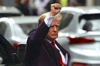 El FBI incautó once carpetas de documentos clasificados durante el registro en la mansión de Trump