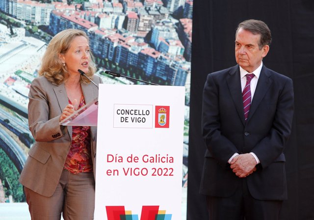 La vicepresidenta primera y ministra de Asuntos Económicos y Transformación Digital, Nadia Calviño, ofrece el pregón con motivo del Día de Galicia en los jardines de Castrelos del Pazo de Quiñones de León, a 12 de agosto de 2022, en Vigo. 