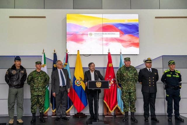 El presidente de Colombia, Gustavo Petro, presenta a la nueva dirección de las Fuerzas Armadas y la Policía del país.