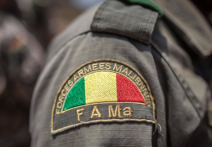 Archivo - FILED - 06 April 2016, Mali, Koulikoro: The logo of FAMA (Forces Armees Maliennes) is seen on a sleeve of a Malian soldier. Dozens of government troops, civilians and extremists have been killed and injured in attacks on two military outposts 
