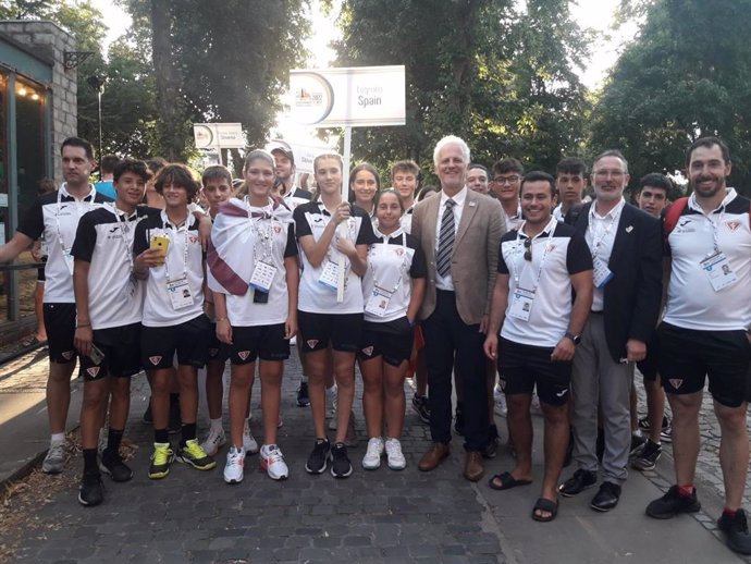 Hermoso de Mendoza y Rubén Antoñanzas visitan en Coventry a la delegación logroñesa que participa en los Juegos Internacionales Escolares