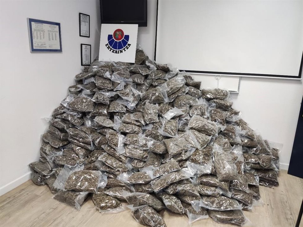 Incautados 700 kilos de marihuana abandonados junto a una carretera rural de Abanto-Zierbena (Bizkaia)