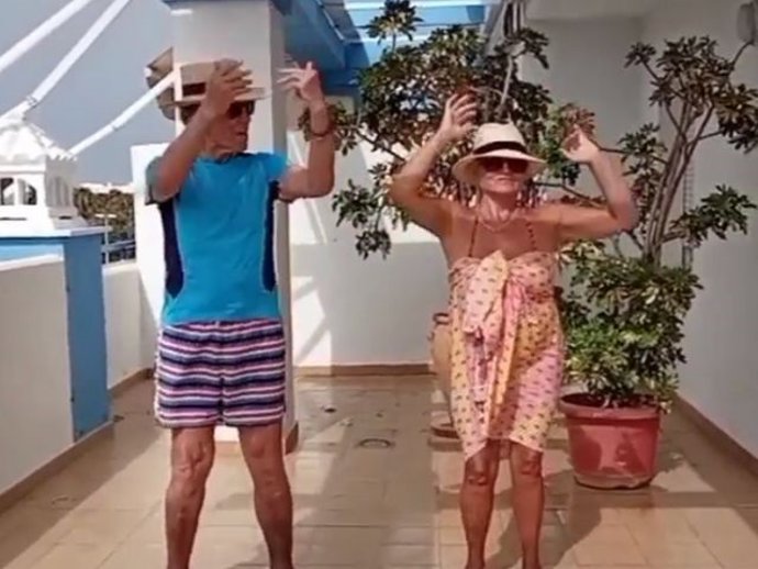 José Ortega Cano junto a su hermana Mari Carmen bailando