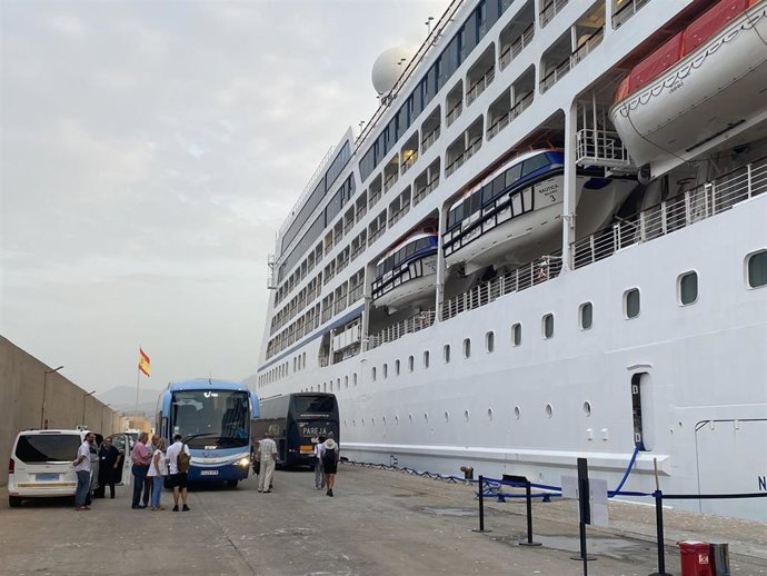 Imagen del crucero Náutica atracado en el Puerto de Motril (Granada).