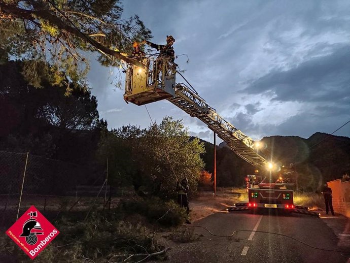 Bomberos realizan hasta 60 intervenciones por fuertes vientos en Alicante