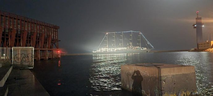 Imagen del lujoso crucero 'Wind Surf' a su llegada al puerto de Almería.