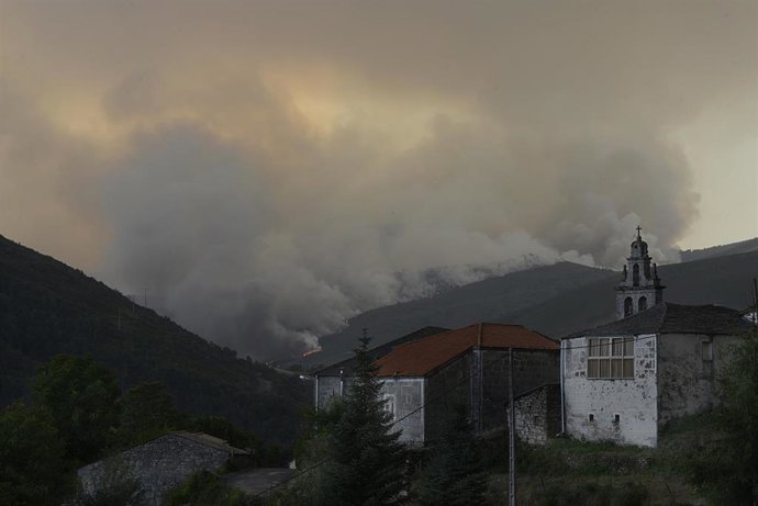 Vista de las llamas del incendio, a 10 de agosto de 2022, en Laza, Ourense, Galicia (España). 