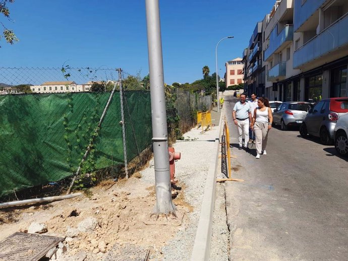 Avanzan las obras para crear nuevas aceras y mejorar la accesibilidad de una zona escolar de Son Espanyolet (Palma).