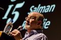 El Gobierno condena el ataque al escritor Salman Rushdie y recuerda que el extremismo es una amenaza para la democracia