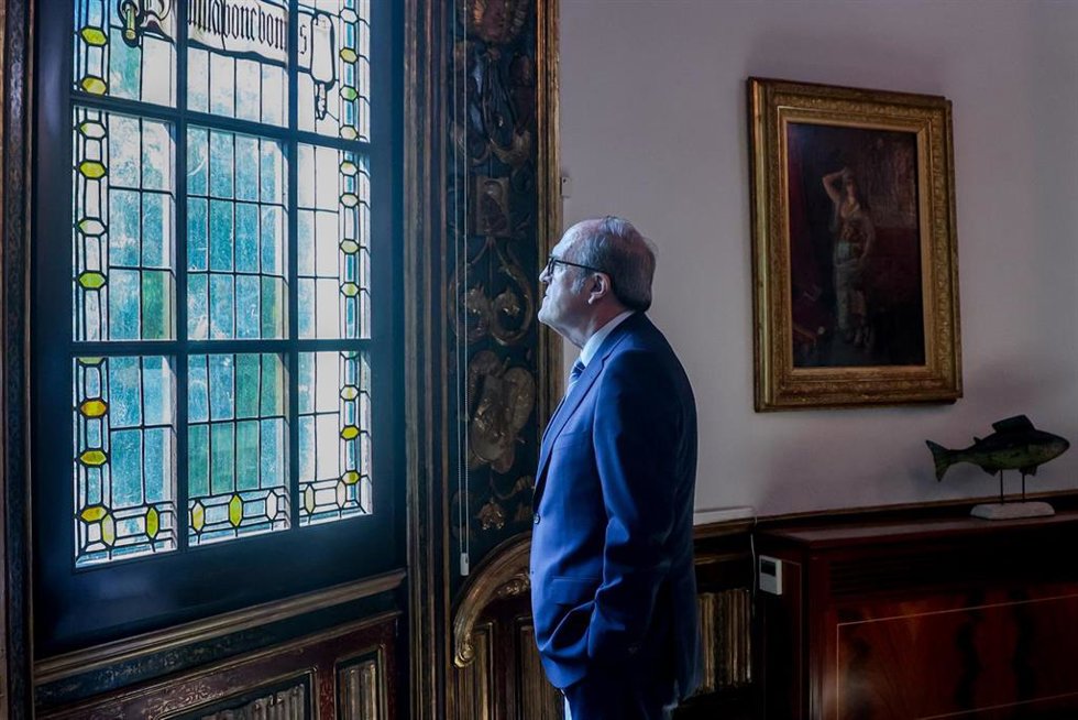 El defensor del Pueblo de España, Ángel Gabilondo, posa después de una entrevista para Europa Press, en la sede del Defensor del Pueblo, a 29 de julio de 2022, en Madrid (España).